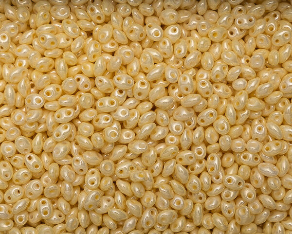 Miçanga Twin Creme Perolada Clara ( cor 47113 ) 2 Furos ( 2,5X5mm )
