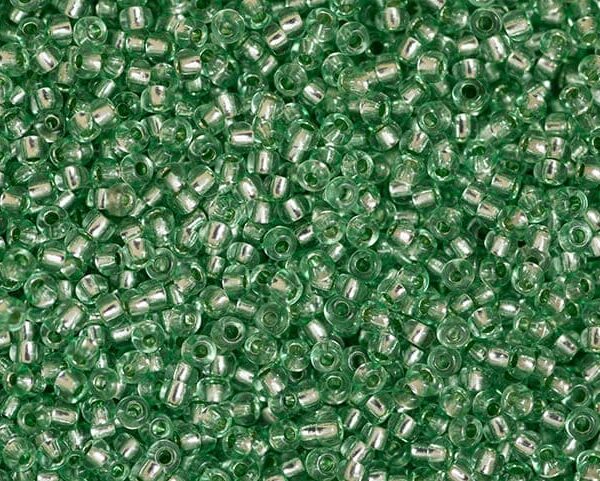 Miçanga Verde Lined Transparente ( cor 08256 ) 9/0 ( 2,6mm )