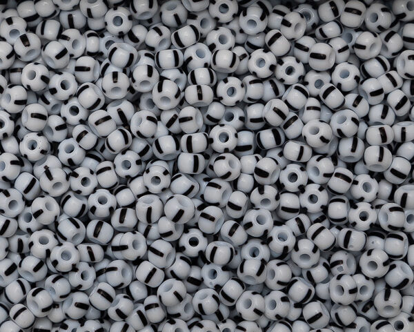 Miçanga Branca 4 tiras Pretas Rajadas ( cor 03590 ) 5/0 ( 4,6mm )